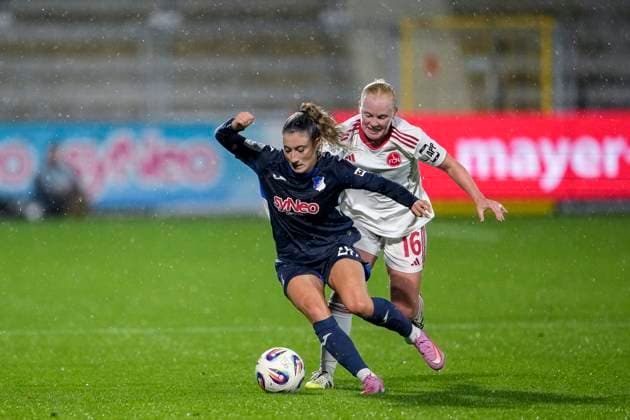 v li Janna Grimm TSG, 26 , Aleigh Gambone FCN, 16 , duel, duel, tackle, tackling, dynamics, action, action, 24 09 2025, Sinsheim Hoffenheim Germany , Football, Google Pixel Women Bundesliga, TSG 1899 Hoffenheim 1 FC Nürnberg, DFB DFL REGULATIONS PROHIBIT ANY USE OF PHOTOGRAPHS AS IMAGE SEQUENCES AND OR QUASI VIDEO xozx