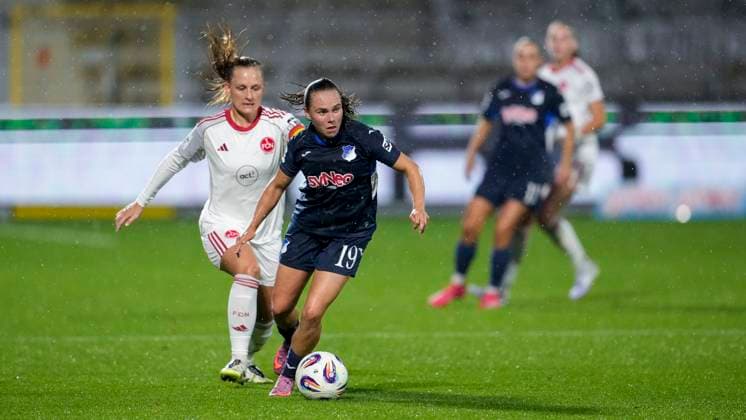 v li Luisa Guttenberger FCN, 4 , Marie Steiner TSG, 19 , duel, duel, tackle, tackling, dynamics, action, action, 24 09 2025, Sinsheim Hoffenheim Germany , Football, Google Pixel Women Bundesliga, TSG 1899 Hoffenheim 1 FC Nürnberg, DFB DFL REGULATIONS PROHIBIT ANY USE OF PHOTOGRAPHS AS IMAGE SEQUENCES AND OR QUASI VIDEO xozx
