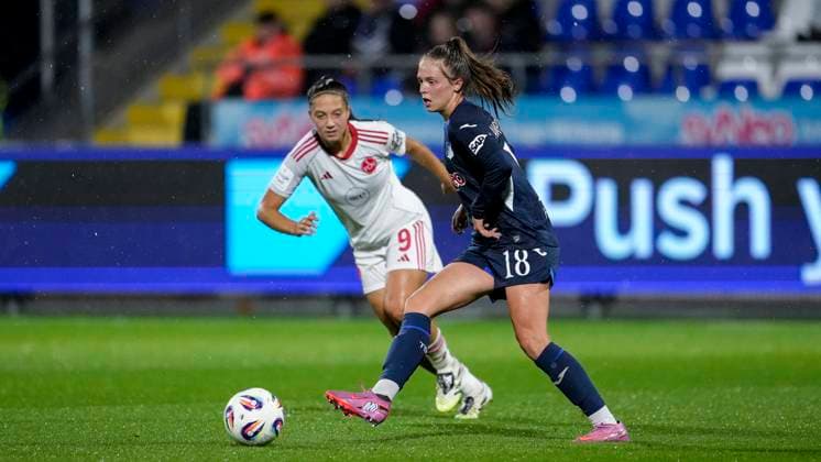 v li Laura Miller FCN, 9 , Valesca Ampoorter TSG, 18 , duel, duel, tackle, tackling, dynamics, action, action, 24 09 2025, Sinsheim Hoffenheim Germany , Football, Google Pixel Women Bundesliga, TSG 1899 Hoffenheim 1 FC Nürnberg, DFB DFL REGULATIONS PROHIBIT ANY USE OF PHOTOGRAPHS AS IMAGE SEQUENCES AND OR QUASI VIDEO xozx