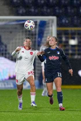 v li Aneta Polaskova FCN, 26 , Valesca Ampoorter TSG, 18 , duel, duel, tackle, tackling, dynamics, action, action, 24 09 2025, Sinsheim Hoffenheim Germany , Football, Google Pixel Women Bundesliga, TSG 1899 Hoffenheim 1 FC Nürnberg, DFB DFL REGULATIONS PROHIBIT ANY USE OF PHOTOGRAPHS AS IMAGE SEQUENCES AND OR QUASI VIDEO xozx