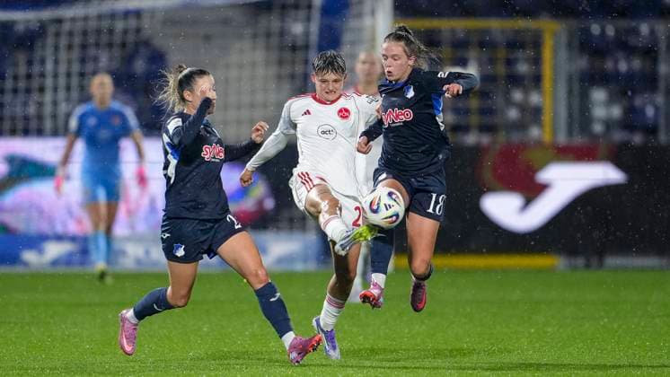 v li Janna Grimm TSG, 26 , Aneta Polaskova FCN, 26 , Valesca Ampoorter TSG, 18 , duel, duel scene, duel, tackle, tackling, dynamics, action, action, 24 09 2025, Sinsheim Hoffenheim Germany , Football, Google Pixel Women Bundesliga, TSG 1899 Hoffenheim 1 FC Nürnberg, DFB DFL REGULATIONS PROHIBIT ANY USE OF PHOTOGRAPHS AS IMAGE SEQUENCES AND OR QUASI VIDEO xozx