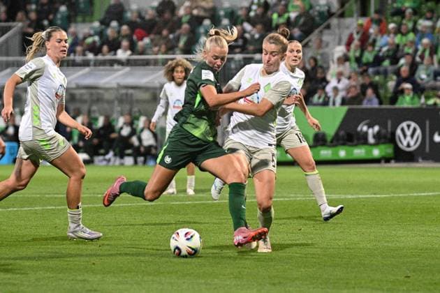 Soccer I Women I Season 2025 2026 I Bundesliga I Matchday 4 I VfL Wolfsburg SV Werder Bremen I 24 09 2025 Ella Peddemors 5, VfL Wolfsburg gets a shot on goal despite pressure from Michelle Ulbrich 5, SV Werder Bremen Wolfsburg AOK Stadion Niedersachsen Germany Copyright: xLobeca InesxHähnelx