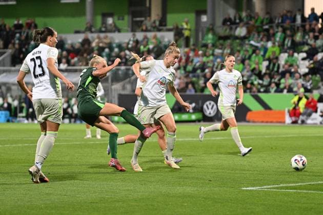 Soccer I Women I Season 2025 2026 I Bundesliga I Matchday 4 I VfL Wolfsburg SV Werder Bremen I 24 09 2025 Goal Ella Peddemors 5, VfL Wolfsburg prevails against Hanna Nemeth 23, SV Werder Bremen and Michelle Ulbrich 5, SV Werder Bremen Wolfsburg AOK Stadium Lower Saxony Germany Copyright: xLobeca InesxHähnelx
