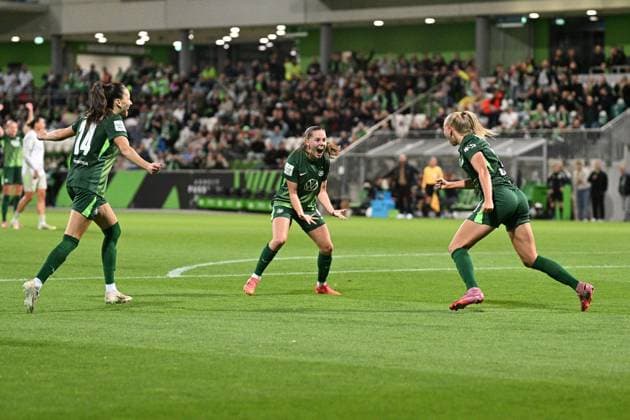 Soccer I Women I Season 2025 2026 I Bundesliga I Matchday 4 I VfL Wolfsburg SV Werder Bremen I 24 09 2025 Goal celebration Maria Joelle Wedemeyer 24, VfL Wolfsburg , Janou Johanna Theodora Levels 15, VfL Wolfsburg and goal scorer Ella Peddemors 5, VfL Wolfsburg Wolfsburg AOK Stadion Niedersachsen Germany Copyright: xLobeca InesxHähnelx
