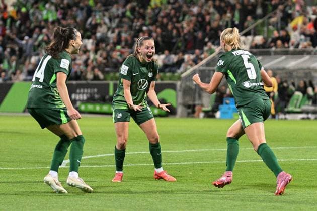Soccer I Women I Season 2025 2026 I Bundesliga I Matchday 4 I VfL Wolfsburg SV Werder Bremen I 24 09 2025 Goal celebration Maria Joelle Wedemeyer 24, VfL Wolfsburg , Janou Johanna Theodora Levels 15, VfL Wolfsburg and goal scorer Ella Peddemors 5, VfL Wolfsburg Wolfsburg AOK Stadion Niedersachsen Germany Copyright: xLobeca InesxHähnelx