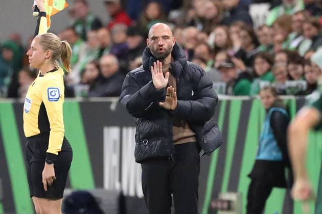 VfL Bremen, BL Women Wolfsburg, 24 09 2025, FUßBALL VfL Wolfsburg vs SV Werder Bremen, Google Pixel Women Bundesliga, Season 2025 26 Head Coach Stephan Lerch VfL Wolfsburg Wolfsburg
