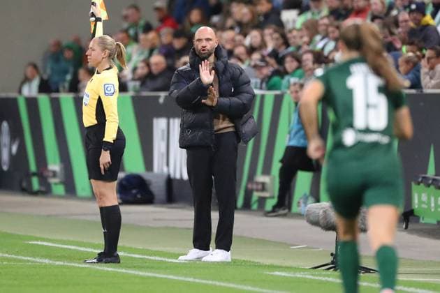 VfL Bremen, BL Women Wolfsburg, 24 09 2025, FUßBALL VfL Wolfsburg vs SV Werder Bremen, Google Pixel Women Bundesliga, Season 2025 26 Head Coach Stephan Lerch VfL Wolfsburg Wolfsburg