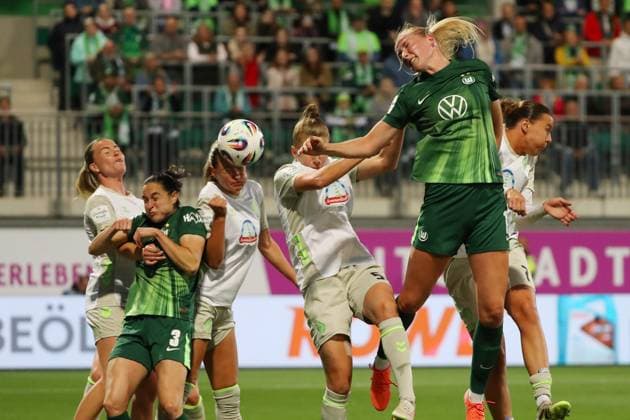 VfL Bremen, BL Frauen Wolfsburg, 24 09 2025, FUßBALL VfL Wolfsburg vs SV Werder Bremen, Google Pixel Frauen Bundesliga, Saison 2025 26 Camilla Küver VfL Wolfsburg , Michelle Ulbrich Werder Bremen Wolfsburg