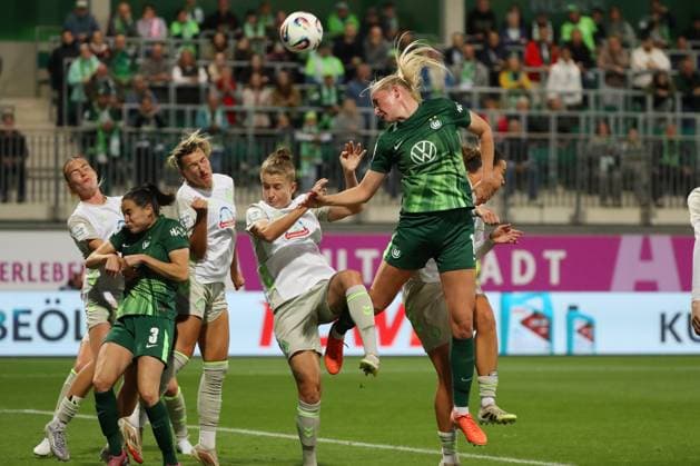 VfL Bremen, BL Frauen Wolfsburg, 24 09 2025, FUßBALL VfL Wolfsburg vs SV Werder Bremen, Google Pixel Frauen Bundesliga, Saison 2025 26 Camilla Küver VfL Wolfsburg , Michelle Ulbrich Werder Bremen Wolfsburg