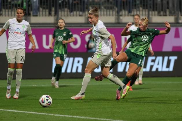VfL Bremen, BL Frauen Wolfsburg, 24 09 2025, FUßBALL VfL Wolfsburg vs SV Werder Bremen, Google Pixel Frauen Bundesliga, Saison 2025 26 Ella Paddemors VfL Wolfsburg scores goal to make it 1 0 Wolfsburg