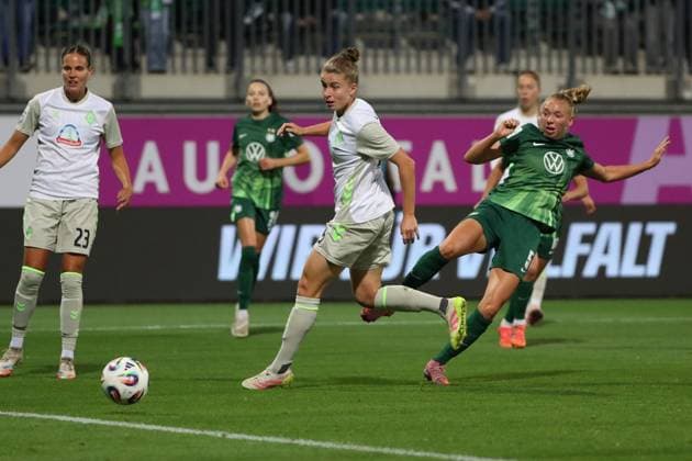 VfL Bremen, BL Frauen Wolfsburg, 24 09 2025, FUßBALL VfL Wolfsburg vs SV Werder Bremen, Google Pixel Frauen Bundesliga, Saison 2025 26 Ella Paddemors VfL Wolfsburg scores goal to make it 1 0 Wolfsburg
