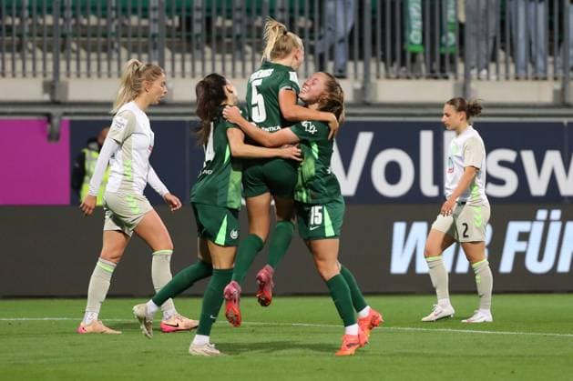 VfL Bremen, BL Frauen Wolfsburg, 24 09 2025, FUßBALL VfL Wolfsburg vs SV Werder Bremen, Google Pixel Frauen Bundesliga, Saison 2025 26 Ella Paddemors VfL Wolfsburg cheers with the team after her goal to make it 1 0 Wolfsburg