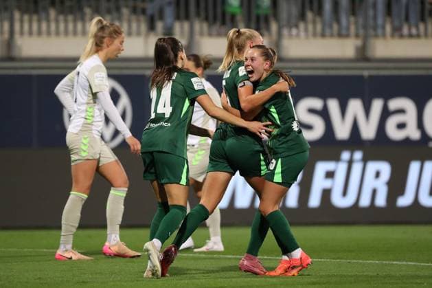VfL Bremen, BL Frauen Wolfsburg, 24 09 2025, FUßBALL VfL Wolfsburg vs SV Werder Bremen, Google Pixel Frauen Bundesliga, Saison 2025 26 Ella Paddemors VfL Wolfsburg cheers with the team after her goal to make it 1 0 Wolfsburg