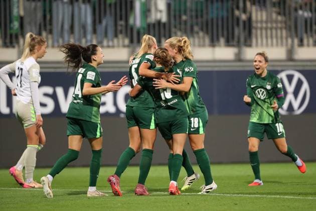 VfL Bremen, BL Frauen Wolfsburg, 24 09 2025, FUßBALL VfL Wolfsburg vs SV Werder Bremen, Google Pixel Frauen Bundesliga, Saison 2025 26 Ella Paddemors VfL Wolfsburg cheers with the team after her goal to make it 1 0 Wolfsburg