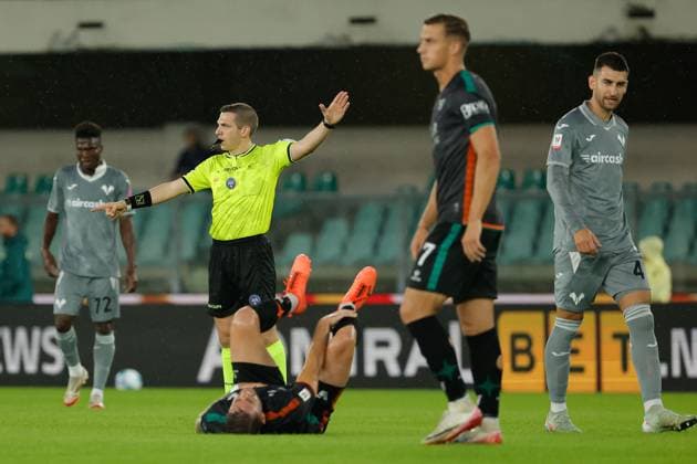 referee Andrea Calzavara during the Italian Cup round of 16 match between Hellas Verona FC and Venezia FC at the Marcantonio Bentegodi Stadium on 24 September 2025 in Verona, Italy. during Hellas Verona FC vs Venezia FC, Italian football Coppa Italia match in Verona, Italy, September 24 2025  Copyright: xEmanuelexPennacchio IPAxSportx xipa-agency.netx xx IPA_65689056 IPA_Agency_IPA65689056