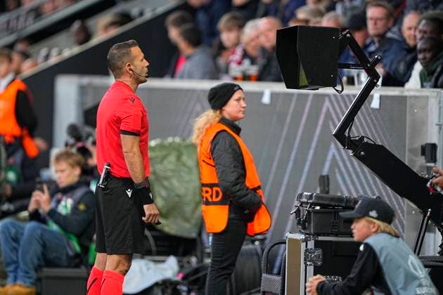Europa League FC Midtjylland SK Sturm Graz Referee Orel Grinfeld during a VAR check at the Europa League match between FC Midtjylland and SK Sturm Graz at MCH Arena in Herning on Wednesday, September 24, 2025 Photo Bo Amstrup Scanpix 2025 , Herning Denmark  Copyright: BoxAmstrupx spdk20250924-185439-L
