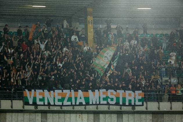 Venezia FC s fans during the Italian Cup round of 16 match between Hellas Verona FC and Venezia FC at the Marcantonio Bentegodi Stadium on 24 September 2025 in Verona, Italy. during Hellas Verona FC vs Venezia FC, Italian football Coppa Italia match in Verona, Italy, September 24 2025  Copyright: xEmanuelexPennacchio IPAxSportx xipa-agency.netx xx IPA_65689062 IPA_Agency_IPA65689062
