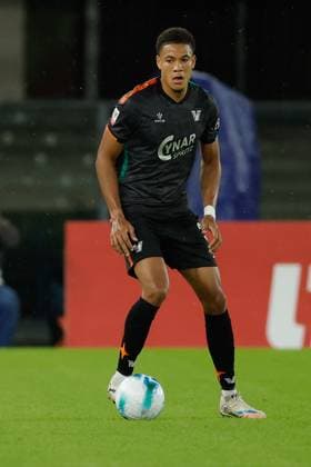 Joel Schingtienne of Venezia FC during the Italian Cup round of 16 match between Hellas Verona FC and Venezia FC at the Marcantonio Bentegodi Stadium on 24 September 2025 in Verona, Italy. during Hellas Verona FC vs Venezia FC, Italian football Coppa Italia match in Verona, Italy, September 24 2025  Copyright: xEmanuelexPennacchio IPAxSportx xipa-agency.netx xx IPA_65689104 IPA_Agency_IPA65689104