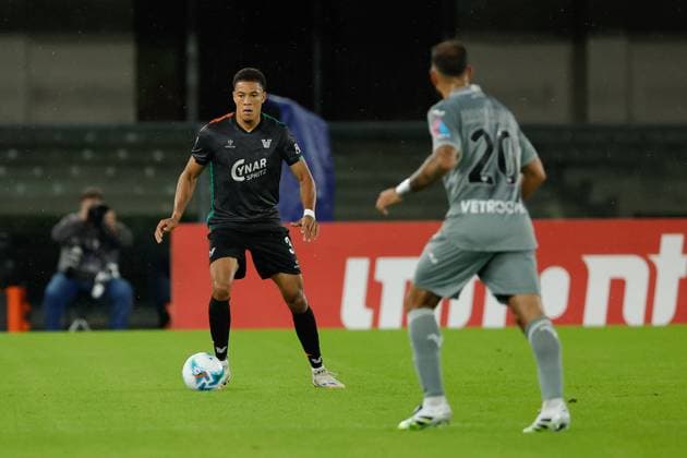 Joel Schingtienne of Venezia FC during the Italian Cup round of 16 match between Hellas Verona FC and Venezia FC at the Marcantonio Bentegodi Stadium on 24 September 2025 in Verona, Italy. during Hellas Verona FC vs Venezia FC, Italian football Coppa Italia match in Verona, Italy, September 24 2025  Copyright: xEmanuelexPennacchio IPAxSportx xipa-agency.netx xx IPA_65689112 IPA_Agency_IPA65689112
