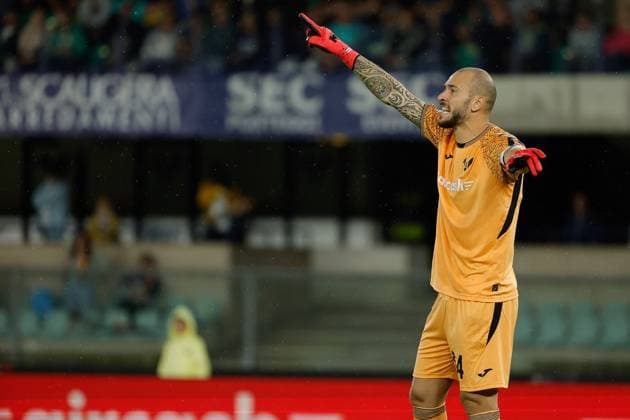 Simone Perilli of Hellas Verona during the Italian Cup round of 16 match between Hellas Verona FC and Venezia FC at the Marcantonio Bentegodi Stadium on 24 September 2025 in Verona, Italy. during Hellas Verona FC vs Venezia FC, Italian football Coppa Italia match in Verona, Italy, September 24 2025  Copyright: xEmanuelexPennacchio IPAxSportx xipa-agency.netx xx IPA_65689136 IPA_Agency_IPA65689136