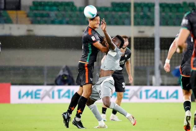 Michael Venturi (16 Venezia FC) Verona™s Junior Ajayi during the Frecciarossa Italian Cup 2025 2026 soccer match between Hellas Verona and Venezia at Stadio Marcantonio Bentegodi in Verona , North Italy , Wednesday ,September 24, 2025. - Soccer  Copyright: xPaolaxGarbuio Lapressex