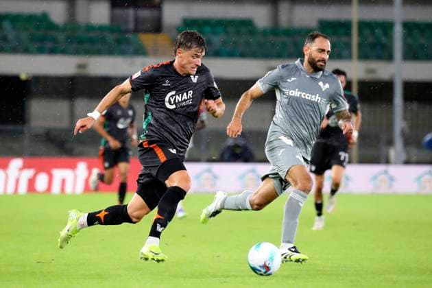 Mattia Compagnon (21 Venezia FC) Verona™s Grigoris Kastanos during the Frecciarossa Italian Cup 2025 2026 soccer match between Hellas Verona and Venezia at Stadio Marcantonio Bentegodi in Verona , North Italy , Wednesday ,September 24, 2025. - Soccer  Copyright: xPaolaxGarbuio Lapressex