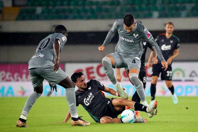 Kike Perez( 71 Venezia FC),Verona™s Yellu Santiago during the Frecciarossa Italian Cup 2025 2026 soccer match between Hellas Verona and Venezia at Stadio Marcantonio Bentegodi in Verona , North Italy , Wednesday ,September 24, 2025. - Soccer  Copyright: xPaolaxGarbuio Lapressex