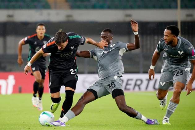 Mattia Compagnon (21 Venezia FC)Verona™s Cheikh Niasse during the Frecciarossa Italian Cup 2025 2026 soccer match between Hellas Verona and Venezia at Stadio Marcantonio Bentegodi in Verona , North Italy , Wednesday ,September 24, 2025. - Soccer  Copyright: xPaolaxGarbuio Lapressex