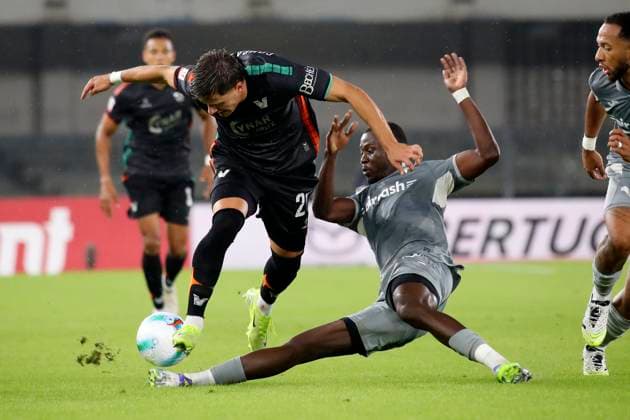 Mattia Compagnon (21 Venezia FC)Verona™s Cheikh Niasse during the Frecciarossa Italian Cup 2025 2026 soccer match between Hellas Verona and Venezia at Stadio Marcantonio Bentegodi in Verona , North Italy , Wednesday ,September 24, 2025. - Soccer  Copyright: xPaolaxGarbuio Lapressex