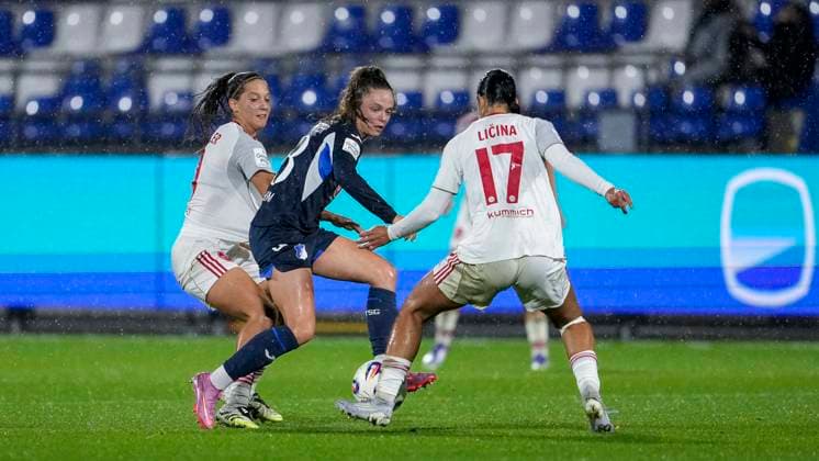 v li Laura Miller FCN, 9 , Valesca Ampoorter TSG, 18 , Selma Licina FCN, 17 , duel, duel scene, duel, tackle, tackling, dynamics, action, action, 24 09 2025, Sinsheim Hoffenheim Germany , Football, Google Pixel Women Bundesliga, TSG 1899 Hoffenheim 1 FC Nürnberg, DFB DFL REGULATIONS PROHIBIT ANY USE OF PHOTOGRAPHS AS IMAGE SEQUENCES AND OR QUASI VIDEO xozx
