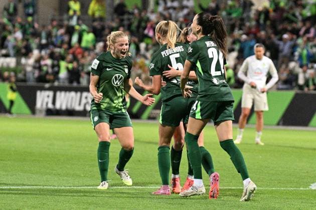 Soccer I Women I Season 2025 2026 I Bundesliga I 4 Matchday I VfL Wolfsburg SV Werder Bremen I 24 09 2025 Goal celebration Justine Kielland 18, VfL Wolfsburg with Ella Peddemors 5, VfL Wolfsburg and Maria Joelle Wedemeyer 24, VfL Wolfsburg Wolfsburg AOK Stadium Lower Saxony Germany Copyright: xLobeca InesxHähnelx