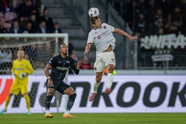 SOCCER - UEFA EL, Midtjylland vs Sturm HERNING,DENMARK,24.SEP.25 - SOCCER - UEFA Europa League, FC Midtjylland vs SK Sturm Graz. Image shows Emanuel Aiwu (Sturm) and Gue-Sung Cho (Midtjylland).  GEPAxpictures xMatthiasxTrinkl