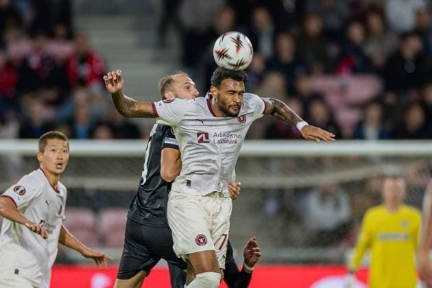 SOCCER - UEFA EL, Midtjylland vs Sturm HERNING,DENMARK,24.SEP.25 - SOCCER - UEFA Europa League, FC Midtjylland vs SK Sturm Graz. Image shows Junior Brumado (Midtjylland) and Jon Gorenc Stankovic (Sturm).  GEPAxpictures xMatthiasxTrinkl
