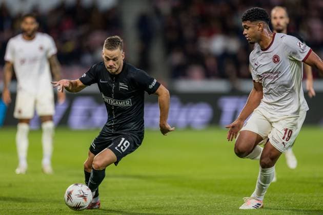 SOCCER - UEFA EL, Midtjylland vs Sturm HERNING,DENMARK,24.SEP.25 - SOCCER - UEFA Europa League, FC Midtjylland vs SK Sturm Graz. Image shows Tomi Horvat (Sturm) and Pedro Bravo (Midtjylland).  GEPAxpictures xMatthiasxTrinkl