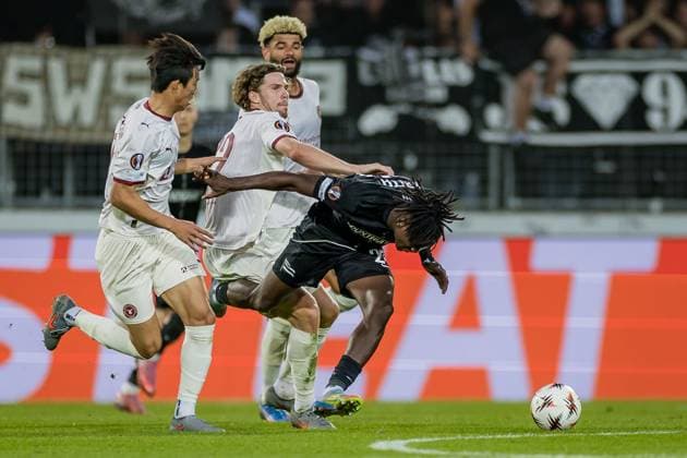 SOCCER - UEFA EL, Midtjylland vs Sturm HERNING,DENMARK,24.SEP.25 - SOCCER - UEFA Europa League, FC Midtjylland vs SK Sturm Graz. Image shows Mads Bech Sorensen (Midtjylland) and Tochi Chukwuani (Sturm).  GEPAxpictures xMatthiasxTrinkl