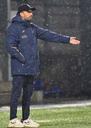 24 09 2025 Soccer Season 2025 2026 1 Google Pixel Women Bundesliga 04 Matchday TSG Hoffenheim 1 FC Nürnberg FCN Club Clubfrauen Sportfoto Zink xwoxzix Theodoros Dedes Coach TSG Hoffenheim in the rain