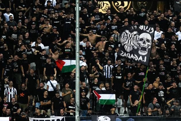 PAOK v Maccabi Tel Aviv - UEFA Europa League THESSALONIKI, GREECE - SEPTEMBER 24: PAOK fans, holding Palestinian flags and other flags specific to their team, show their supports during the UEFA Europa League first week football match between PAOK and Maccabi Tel Aviv at Toumba Stadium in Thessaloniki, Greece on September 24, 2025. Konstantinos Tsakalidis Anadolu Thessaloniki Greece. Editorial use only. Please get in touch for any other usage.  Copyright: x2025xAnadoluxKonstantinosxTsakalidisx
