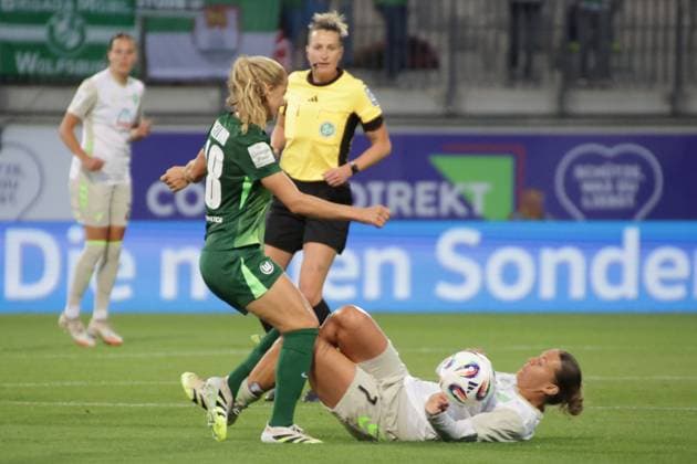 24 09 2025, xgrfx, Soccer Google Pixel Women Bundesliga, VfL Wolfsburg Werder Bremen v l Justine Kielland VfL Wolfsburg , Larissa Mühlhaus Werder Bremen DFL DFB REGULATIONS PROHIBIT ANY USE OF PHOTOGRAPHS as IMAGE SEQUENCES and or QUASI VIDEO Wolfsburg