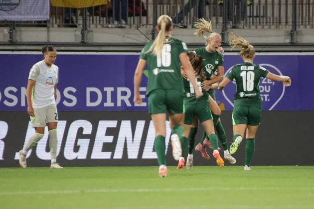 24 09 2025, xgrfx, Soccer Google Pixel Women Bundesliga, VfL Wolfsburg Werder Bremen v l Goal, Ella Peddemors VfL Wolfsburg DFL DFB REGULATIONS PROHIBIT ANY USE OF PHOTOGRAPHS as IMAGE SEQUENCES and or QUASI VIDEO Wolfsburg