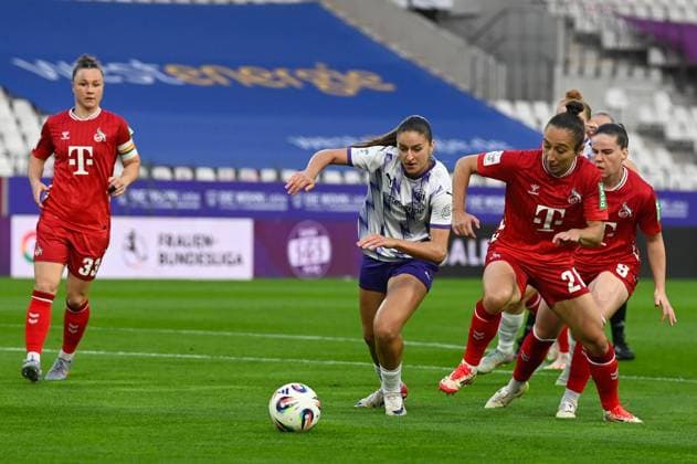 Lurking Elmazi Sylwia Matysik google pixel women Bundesliga SGS Essen 1 FC Köln 24 09 2025 Lurking Elmazi SGS Essen vs Sylwia Matysik 1 FC Köln google pixel women Bundesliga, 04 Matchday, SGS Essen vs 1 FC Köln on September 24, 2025 at Stadion an der Hafenstraße, Essen
