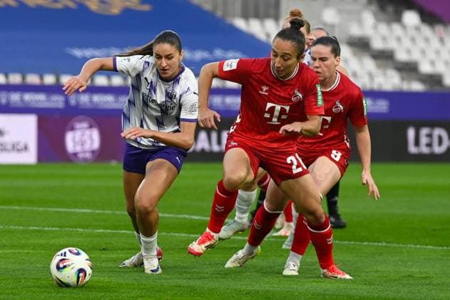 Lurking Elmazi Sylwia Matysik google pixel women Bundesliga SGS Essen 1 FC Köln 24 09 2025 Lurking Elmazi SGS Essen vs Sylwia Matysik 1 FC Köln google pixel women Bundesliga, 04 Matchday, SGS Essen vs 1 FC Köln on September 24, 2025 at Stadion an der Hafenstraße, Essen