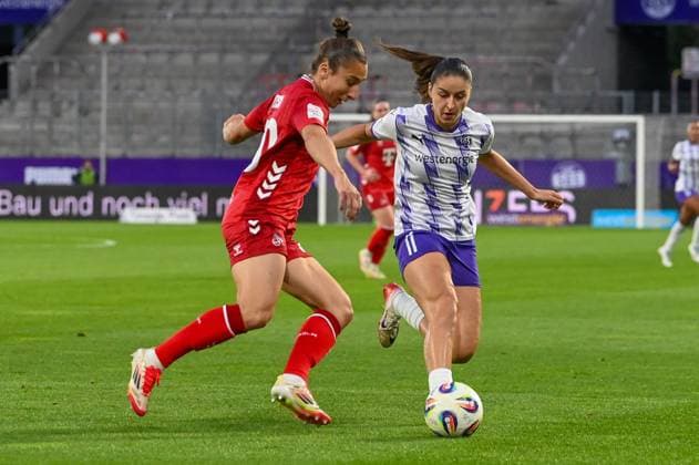 Lurking Elmazi Sylwia Matysik google pixel women Bundesliga SGS Essen 1 FC Köln 24 09 2025 Lurking Elmazi SGS Essen vs Sylwia Matysik 1 FC Köln google pixel women Bundesliga, 04 Matchday, SGS Essen vs 1 FC Köln on September 24, 2025 at Stadion an der Hafenstraße, Essen
