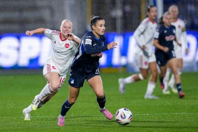v li Aleigh Gambone FCN, 16 , Janna Grimm TSG, 26 , duel, duel, tackle, tackling, dynamics, action, action, 24 09 2025, Sinsheim Hoffenheim Germany , Football, Google Pixel Women Bundesliga, TSG 1899 Hoffenheim 1 FC Nürnberg, DFB DFL REGULATIONS PROHIBIT ANY USE OF PHOTOGRAPHS AS IMAGE SEQUENCES AND OR QUASI VIDEO xozx
