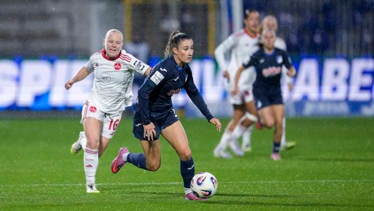 v li Aleigh Gambone FCN, 16 , Janna Grimm TSG, 26 , duel, duel, tackle, tackling, dynamics, action, action, 24 09 2025, Sinsheim Hoffenheim Germany , Football, Google Pixel Women Bundesliga, TSG 1899 Hoffenheim 1 FC Nürnberg, DFB DFL REGULATIONS PROHIBIT ANY USE OF PHOTOGRAPHS AS IMAGE SEQUENCES AND OR QUASI VIDEO xozx