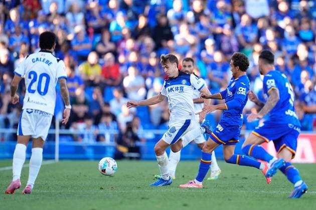 September 24, 2025, Getafe, Madrid, Spain: Pablo Ibanez of Deportivo Alaves in action during the Spanish League, LaLiga EA Sports, football match played between Getafe CF and Deportivo Alaves at Coliseum de Getafe stadium on September 24, 2025, in Getafe, Spain. Getafe Spain - ZUMAa181 20250924_zaa_a181_077 Copyright: xDennisxAgyemanx
