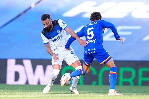 September 24, 2025, Getafe, Madrid, Spain: Abde Rebbach of Deportivo Alaves and Luis Milla of Getafe CF compete for the ball during the Spanish League, LaLiga EA Sports, football match played between Getafe CF and Deportivo Alaves at Coliseum de Getafe stadium on September 24, 2025, in Getafe, Spain. Getafe Spain - ZUMAa181 20250924_zaa_a181_079 Copyright: xDennisxAgyemanx