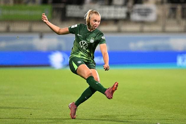 Soccer I Women I Season 2025 2026 I Bundesliga I 4 Matchday I VfL Wolfsburg SV Werder Bremen I 24 09 2025 Ella Peddemors 5, VfL Wolfsburg Crop, close-up, portrait, portrait, single photo, single image, body Wolfsburg AOK Stadium Lower Saxony Germany Copyright: xLobeca InesxHähnelx