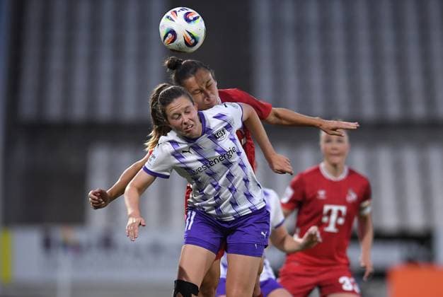 Soccer Google Pixel Womens Bundesliga Season 2025 2026 4 Matchday SGS Essen 1 FC Köln on 24 09 2025 at Stadion an der Hafenstraße in Essen Jana Feldkamp SGS Essen , front Sylwia Matysik 1 FC Köln , back DFB regulations prohibit any use of photographs as image sequences and or quasi video Nordrhein Westfalen Germany