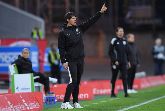 Soccer Google Pixel Womens Bundesliga Season 2025 2026 4 Matchday SGS Essen 1 FC Köln on 24 09 2025 at Stadion an der Hafenstraße in Essen Robert Augustin Teamchef SGS Essen DFB regulations prohibit any use of photographs as image sequences and or quasi video Nordrhein Westfalen Germany