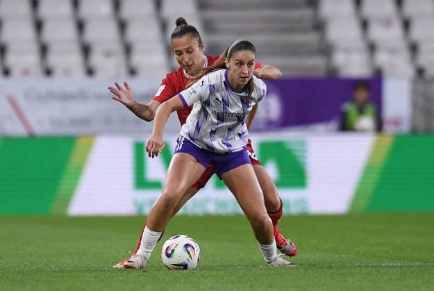 Soccer Google Pixel Womens Bundesliga Season 2025 2026 4 Matchday SGS Essen 1 FC Köln on 24 09 2025 at Stadion an der Hafenstraße in Essen Laureta Elmazi SGS Essen , front Sylwia Matysik 1 FC Köln , back DFB regulations prohibit any use of photographs as image sequences and or quasi video Nordrhein Westfalen Germany
